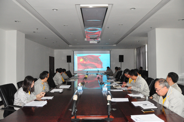 与会职员寓目警示教育片.jpg