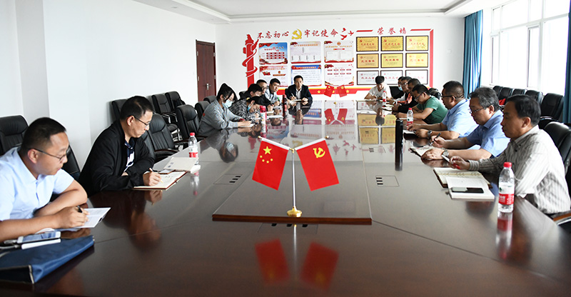 参训学员开展专题钻研.JPG